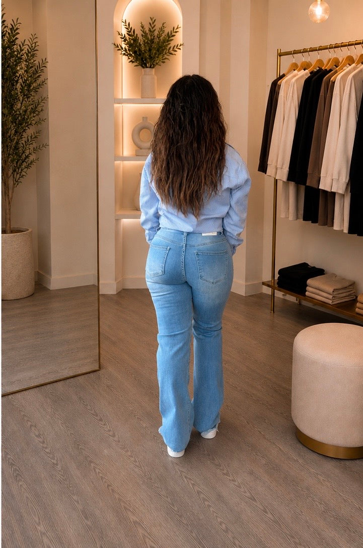 Jean bleu clair coupe droite à détails effilochés
